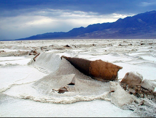 Badwater為北美洲的最低點，擁有奇特的鹽類結構地質（圖片來源：官網）