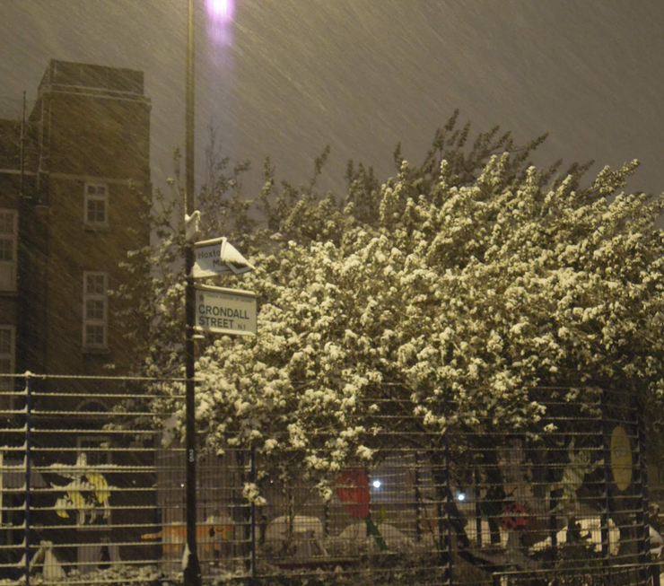 2012冰封的 crondall street，從燈光折射可以看到當時雪有多大