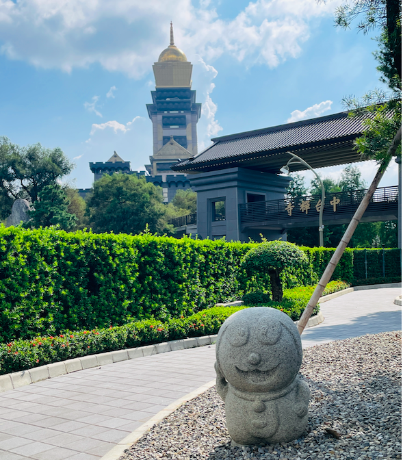 這不是放錯照片，在中台禪寺的庭園確實放了個哆啦A夢的石像。