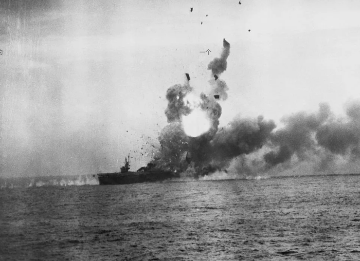 圣罗号航空母舰被神风特攻队击沉