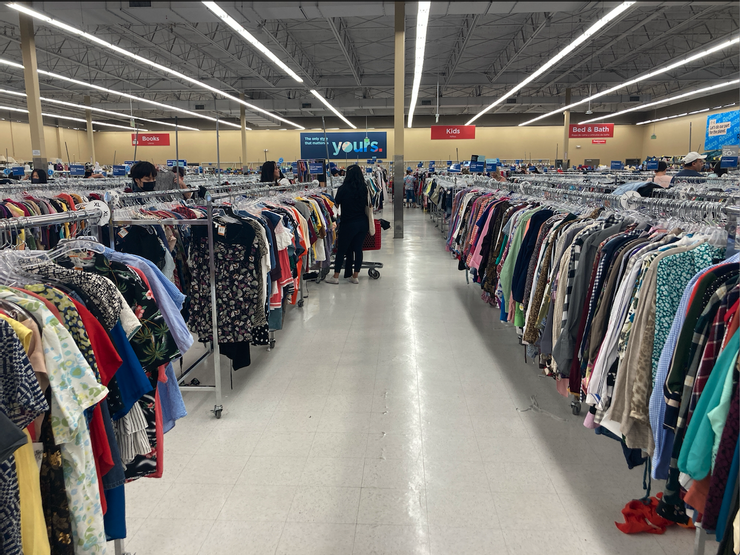 照片來源:鱸魚。美國的二手成衣店。這些讓你放心捐出去的,最後80%都埋了或燒了