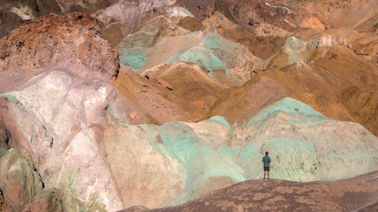 Artists Palette：遊客們會對這裡漫山遍野的各種顏色（紅色、橙色、黃色、藍色、粉色和綠色）讚嘆不已。 這些顏色來自富含氧化鐵和亞氯酸鹽等化合物的火山沉積物，從而產生彩虹效果。