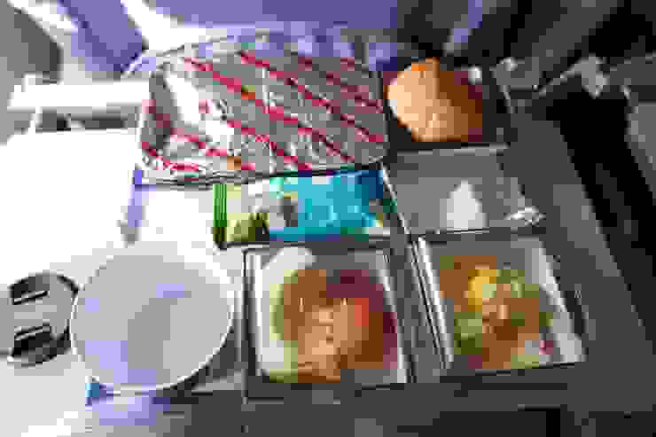 左上角那盒就是豬肉飯啦！整份飛機餐最不推的是中間的小零食，但可能是因為我不愛桂花。