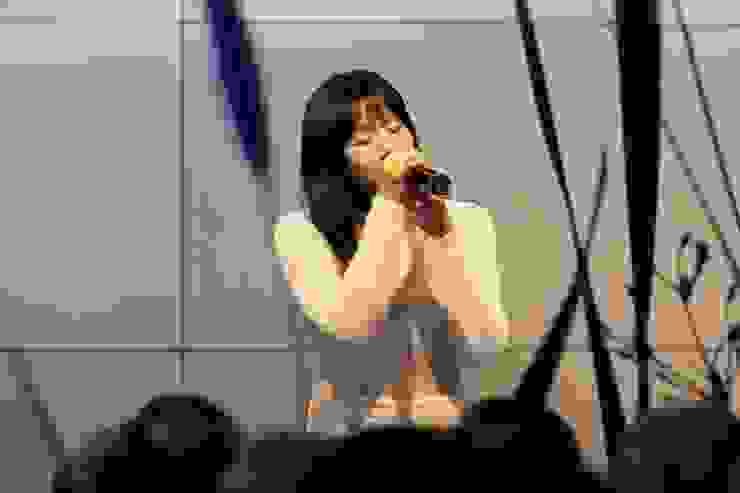 歌手-吳汶芳為儀式線上暖心歌曲《火金姑》。