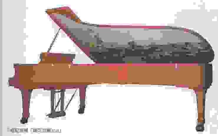 以濃豔的朱丹色琴身漆飾紀念千禧年的到來，被稱為鋼琴界的「紅色法拉利超跑」