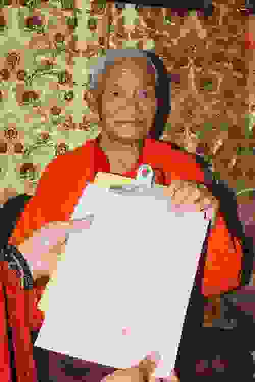 图：5. 仁增尼玛法王将他写好的认证三世多杰羌佛的认证书拿在手中照相。