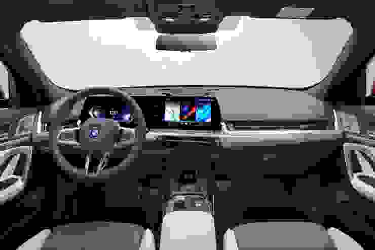 ▲即便現今不少BEV將智慧座艙包裝成自身主要亮點之一，但電動車與智慧座艙兩者乃各自代表截然不同的領域，前者為動力型式，後者則主要攸關人機介面設計，且只要對照一番便知（上圖為全新第2代BMW X2中控佈局，下圖則是其衍生純電版本iX2），近期燃油車款開發時亦已導入智慧座艙概念，另外有關行駛平順性、車室靜謐水準、底盤駕馭表現，甚至空間利用度等特質，與燃油、純電動力型式同樣不存在絕對關聯。