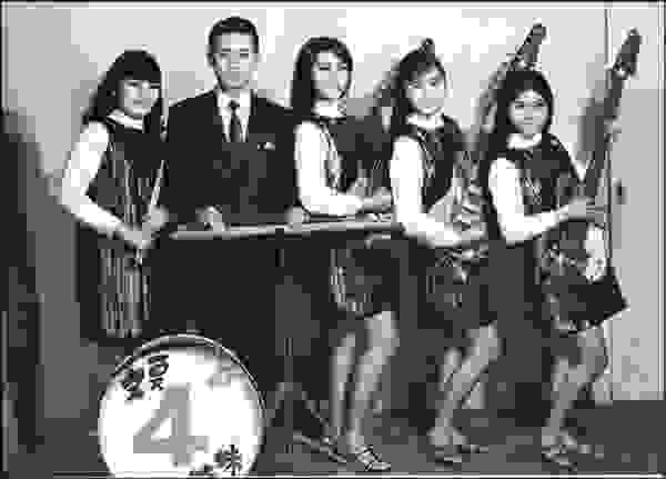 文夏成為臺灣流行音樂界的重要代表之一，影響了後來臺語流行音樂的發展與演變，開展出「隨片登台」的展演形式。圖為文夏與文香四姊妹。（邱坤良提供）