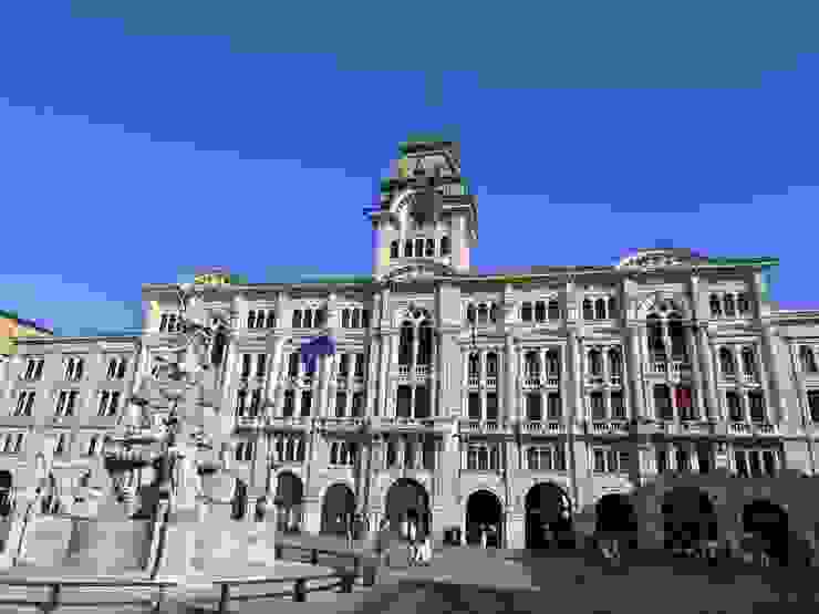 Trieste 的市政廳和四大洲噴泉