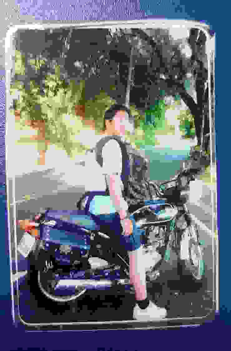20多歲意氣風發的少年跑業務，用這部愛將摩托車，拿著紙本地圖找遍台北新北市公司行號；拍攝地：陽明山