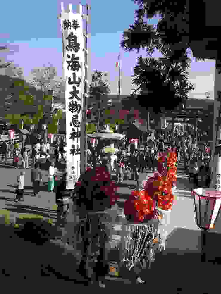 ▲吹浦口「吹浦祭」的花笠舞有著農耕意涵：斗笠上的紅花代表稻子的花、垂掛而上的白紙條代表雨水、 舞者手持的竹樂器之聲響代表蛙鳴，而舞者穩健的踩踏聲則代表雷聲。