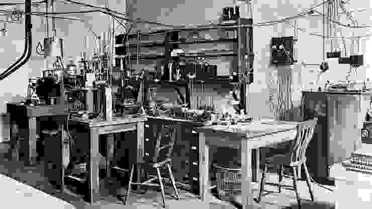 著名的英國物理學家、發現原子構造的拉賽福，於劍橋大學卡文迪許實驗室的實驗設備