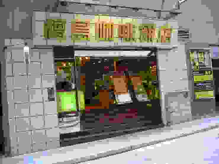 有些文章會寫檀島咖啡餅店是香港第一間茶餐聽，但其實不是...(圖為中環分店，現已搬離)