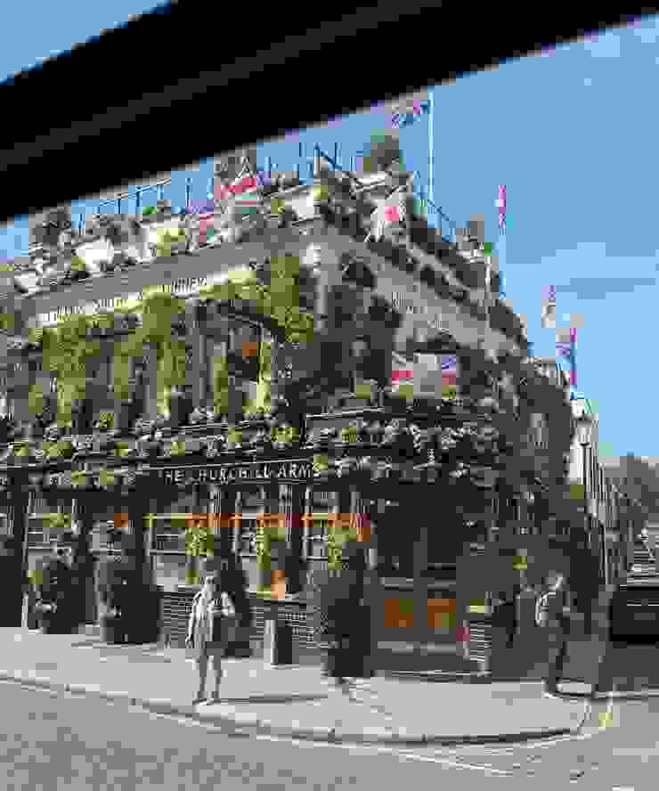 坐車時路過一間英國有名的酒吧（The Churchill Arms）