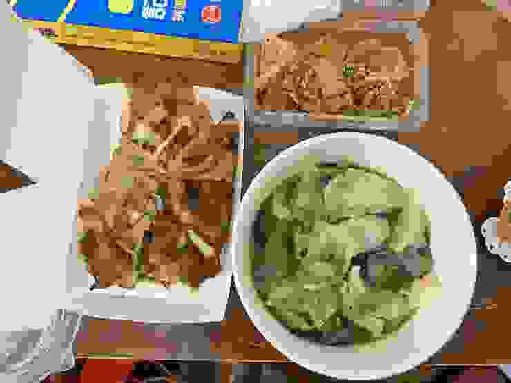 左海鮮煎餅、右上小菜(泡菜、某種豆製品、某種綠豆粉)、右下牛肉鍋