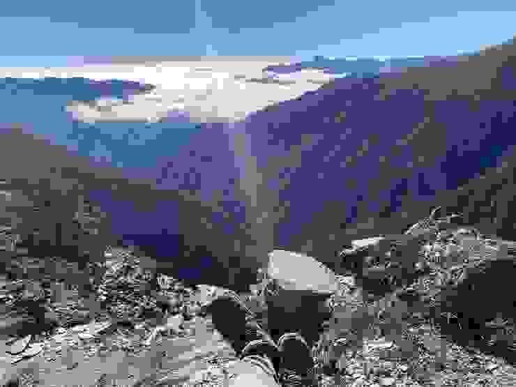 馬博橫斷著名的烏拉孟斷崖，中段 隔壁就是破碎山壁，一不小心就直接下去，回不到人間了