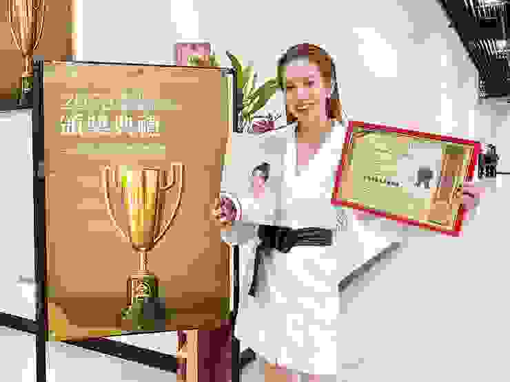 圖說：愛雅在頒獎典禮會場開心與獎牌合照。（資料來源：愛雅辣呦）
