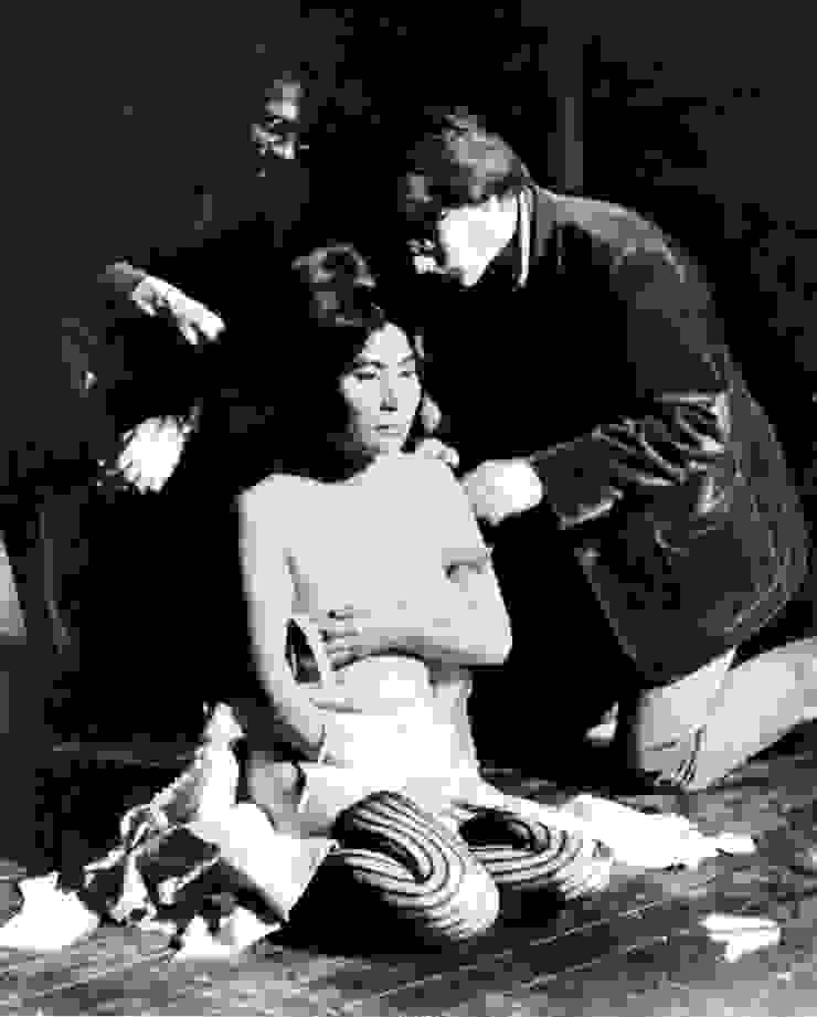 Yoko Ono, Cut Piece, 1964.