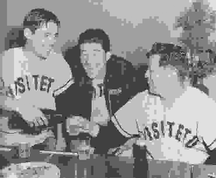 1956年奪冠慶祝的西鐵隊。左起豐田泰光、稻尾和久、三原脩。圖片來源：wiki百科