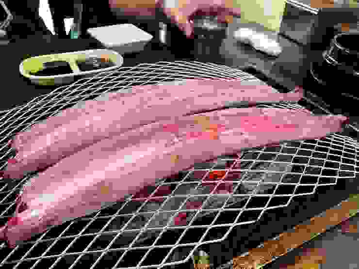 剛處理好的鰻魚，粉紅色的肉還帶著血絲