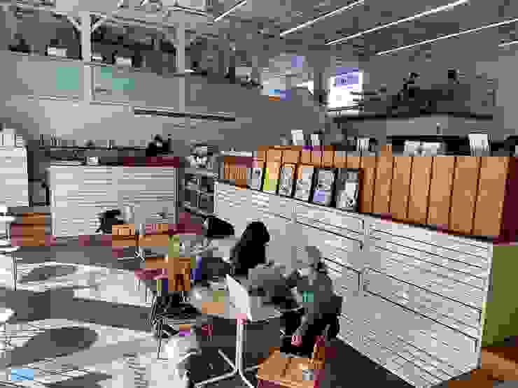 韓國有不少Bookcafe概念的店，但個人經驗上仍以賣咖啡為主，賣書為副，這是Index書店內咖啡廳，跟書區分開，自成一角。