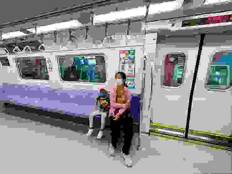 很喜歡桃園捷運浪漫的紫色是主色調。