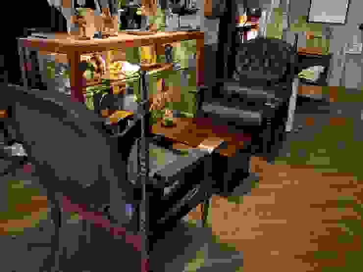古董一般的椅子，旁邊陳列大量標本，連桌上都有一個！