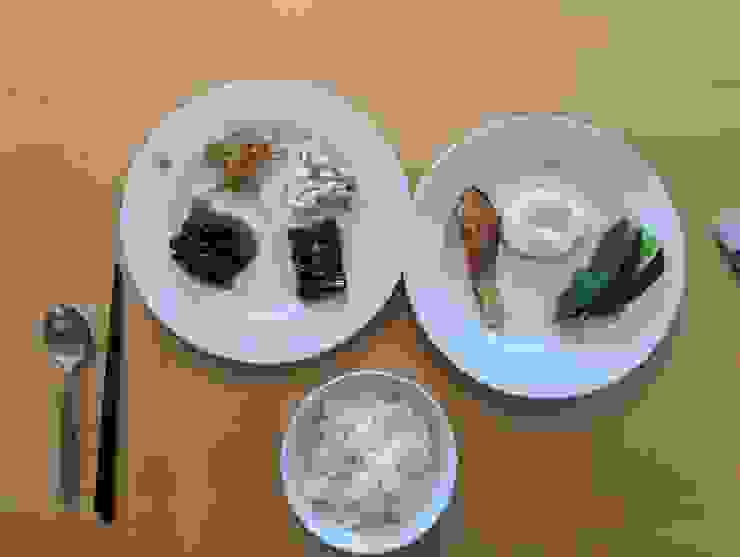 早餐決定全採用日式的。飯前一天就煮好在電鍋裡等，漬物在超市可以買很多種每天拿一點出來吃。唯一要動鍋子的只有右邊的煎鮭魚跟水煮蛋和青菜。