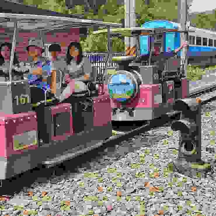 【舊山線重啟樣貌自非最初 騎往勝興站乘客相向歡呼。有來去兩條鐵道，會車時乘客都很興奮，相互揮手或照相。】