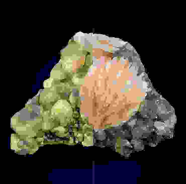 摩洛哥白鉛礦共生重晶石，白鉛礦的螢光反應。資料來源：Mindat