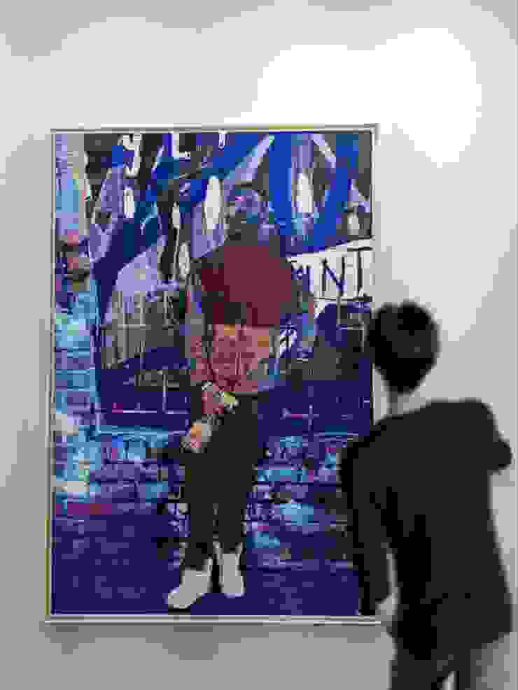 Amani Lewis阿曼尼·路易斯(B.1994) They call him Los 2022 Acrylic, glitter and digital collage on canvas 丙烯,閃粉和數位拼貼畫布 215.9 x 144.8 cm 照片中看展者由AI製作