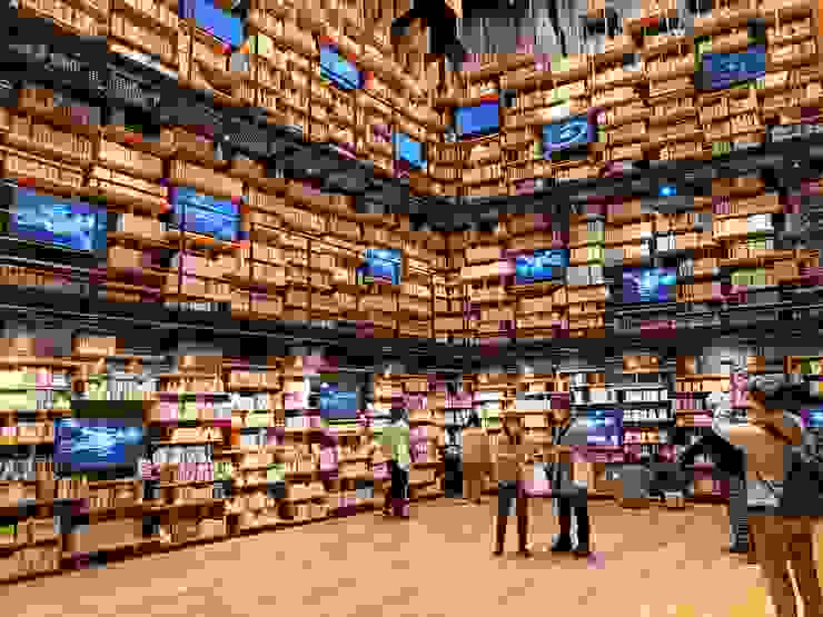 360度的巨型書牆，實在太過壯觀