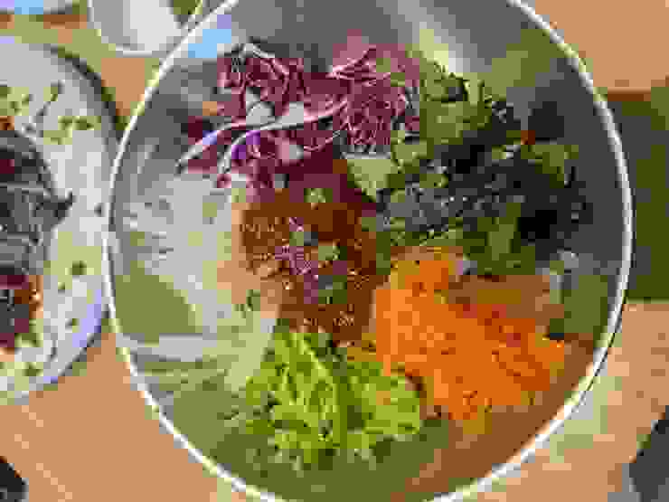 生牛肉被蓋子辣椒醬下面，紅蘿蔔左側的綠色蔬菜貌似是酪梨