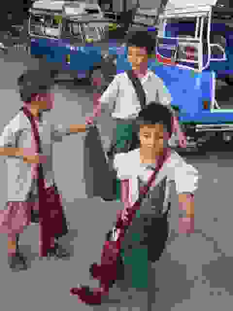 緬甸小朋友的學校制服與書包