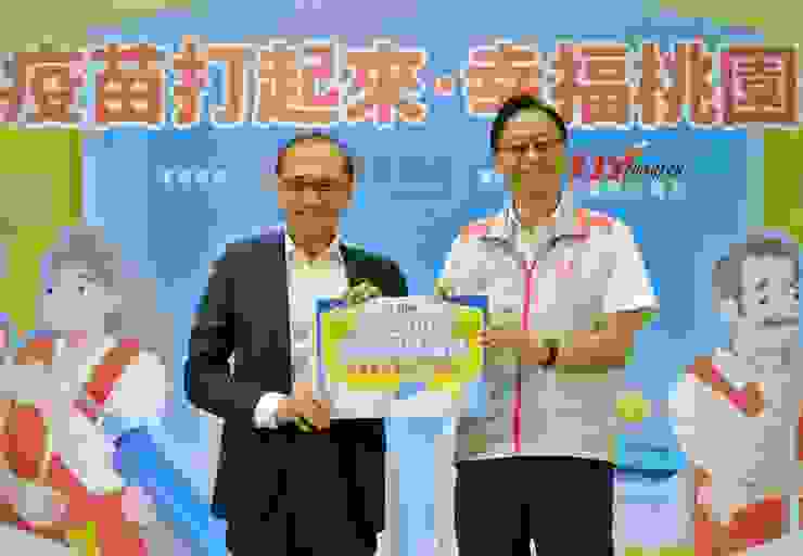 ▲台灣東洋董事長林全（左）代表公司捐贈500劑佐劑流感疫苗予桃園市政府，並由桃園市長張善政（右）代表市府接受捐贈。（圖／台灣東洋提供）