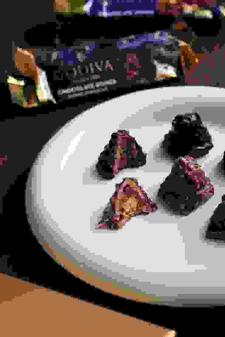 GODIVA臻粹系列 ◽️臻子巧克力◽️雙重巧克力  黑巧克力醬、牛奶巧克力醬、可可碎威化餅，由內而外層層遞進的口感太好吃，另一個加入榛果口感更豐富。從推出到現在一樣最喜歡臻粹系列啊～