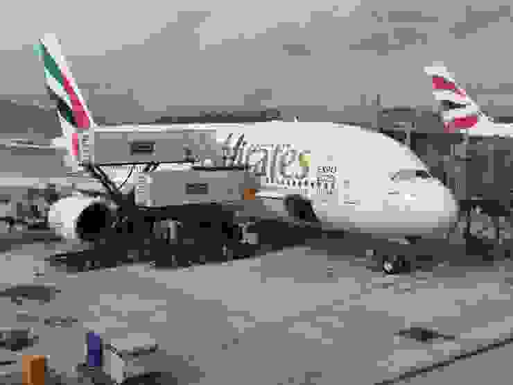 這是停在香港國際機場的阿聯酋A380客機!