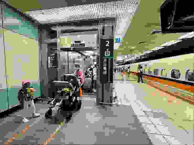 輪椅族搭乘高鐵的輪椅席在第七車廂，高鐵桃園站第七車廂一出來就是電梯很方便。