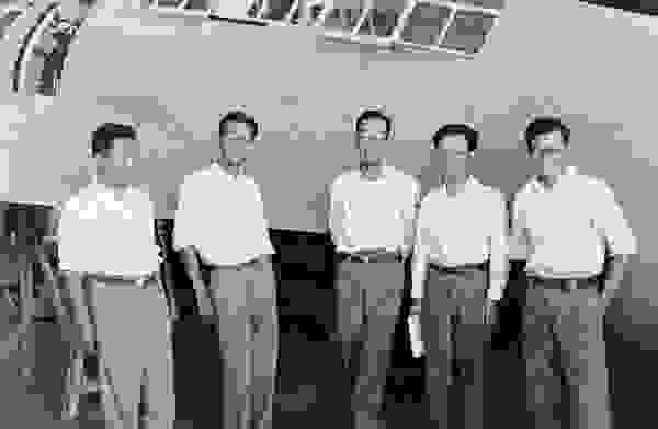 1937年，十二試艦上戰鬥機（後來的零式戰鬥機）設計團隊成員。中央站立者為堀越二郎。


