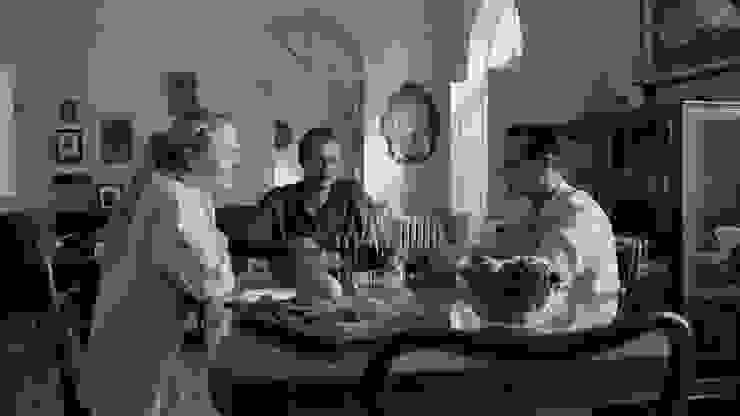 雷普利、迪基和瑪姬一起在阿特拉尼鎮的迪基家中用餐，圖片來源：Netflix