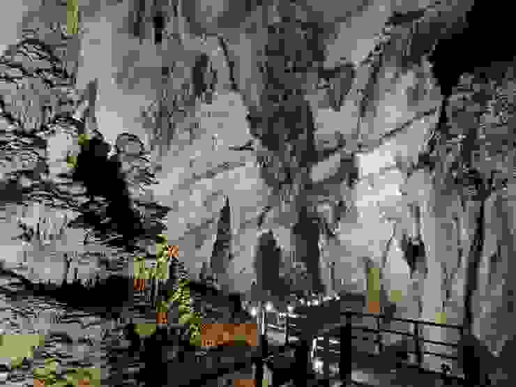打燈很美，不過據說桂林的鐘乳石洞更壯觀