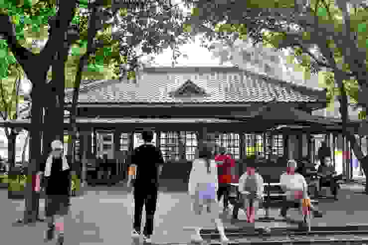 【林業文化園區像活歷史書 貯木池旁盤據著日式建築。竹林車站背面，園區內保留著數棟復舊的日式建築。】