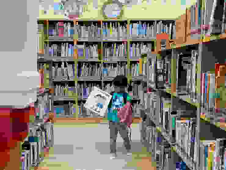 在圖書館選書的禾(2歲10月)