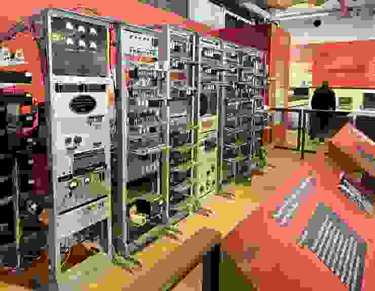 世界第一台儲存程式計算機 (Manchester Baby)，現今電腦的模型。