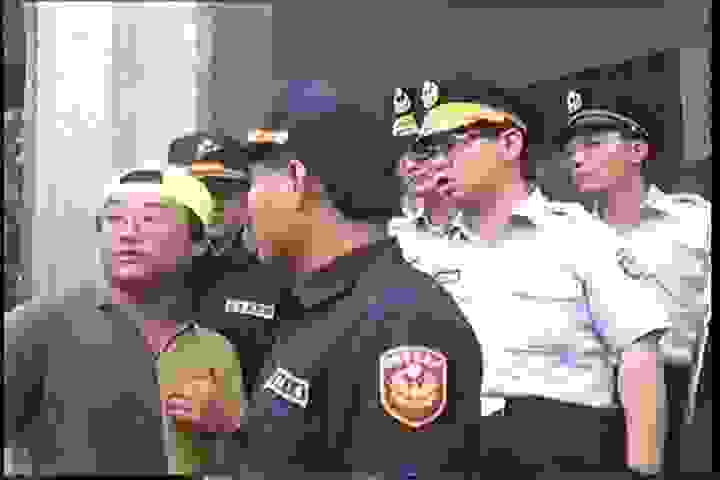 1994花蓮反水泥大遊行。我與警方協商的照片。我（左）。花蓮警分局長張琪（右後）。台視記者：楊咨誼