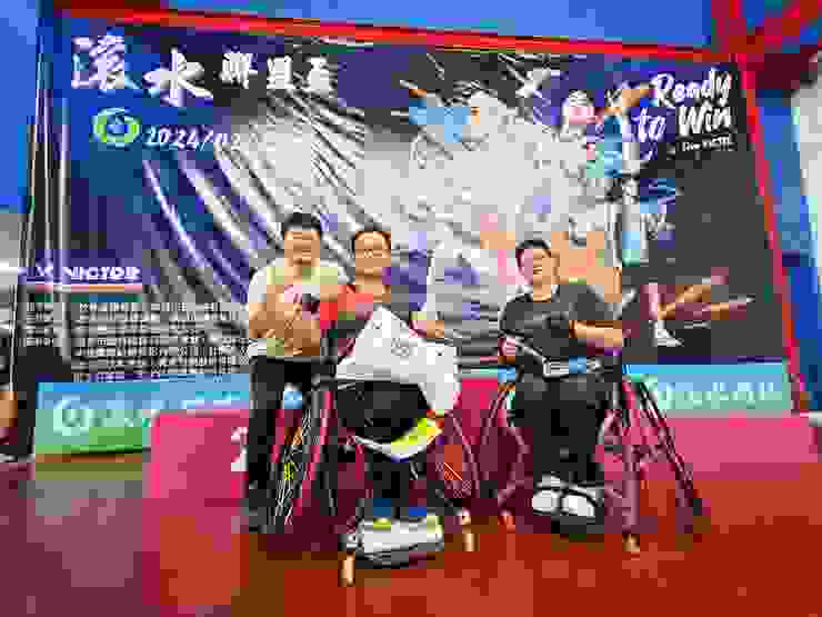 輪椅聯盟組感謝盧彥睿執行長(左)提供給輪椅朋友一個交流的運動天地