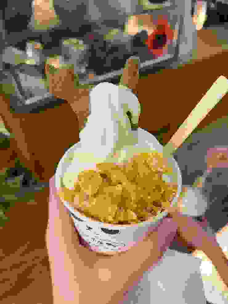 玉米片鮮奶霜淇淋。