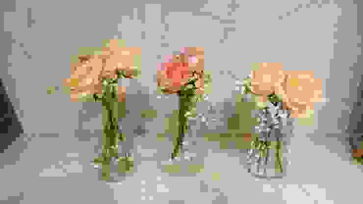 玫瑰被分裝在小花瓶裡