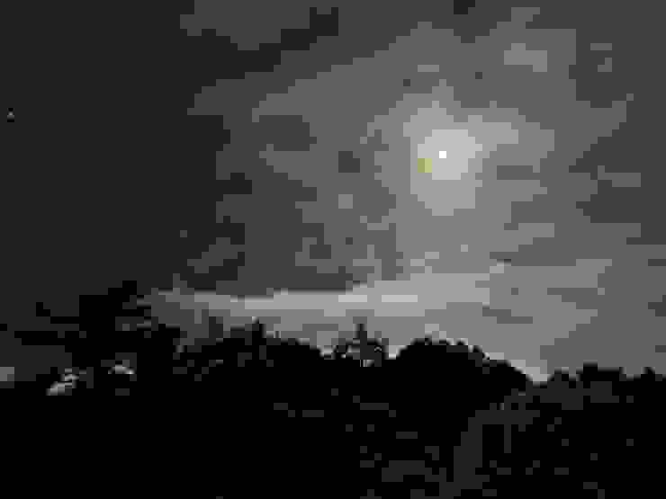 SHARP AQUOS sense8的夜拍模式拍攝滿月的夜空，效果還不錯。