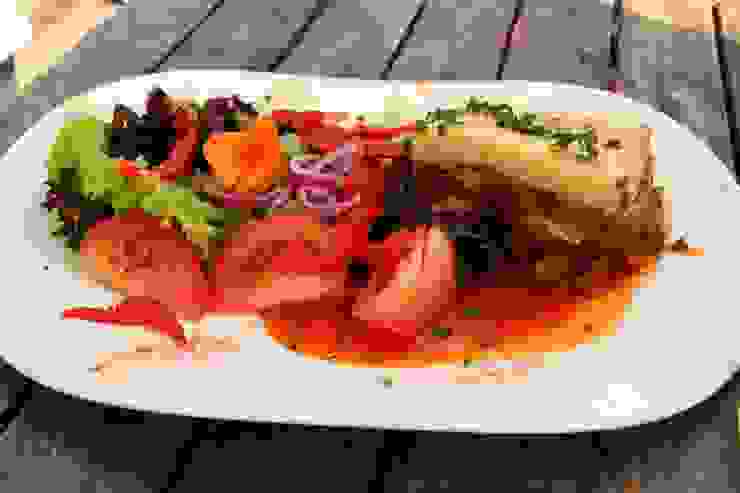 主菜是大名鼎鼎的希臘經典傳統，Moussaka，白醬焗茄子牛肉